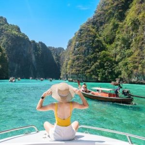Phi Phi island tour by speedboat - Phuket - pictures from the speedboat into the lagoon