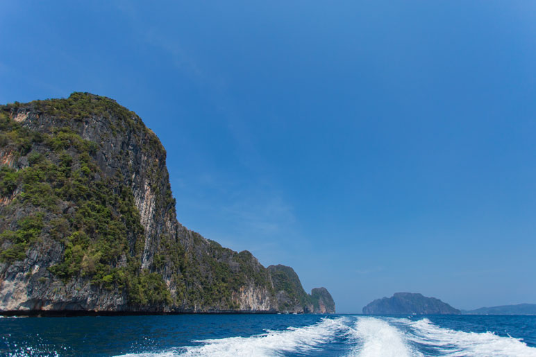 Experience-Hong-Islands-Tour-with-Speed-boat