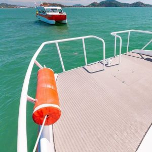 Highlights are the comfortable Speed Catamaran to visit Pileh Lagoon snorkeling and Maya Bay