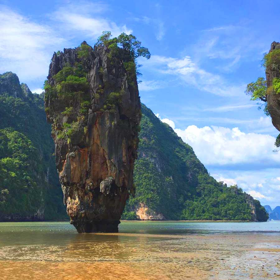 7-WAYS-TO-GO-TO-JAMES-BOND-ISLAND.-A-view-of-James-Bond-island-with-a-low-tide.