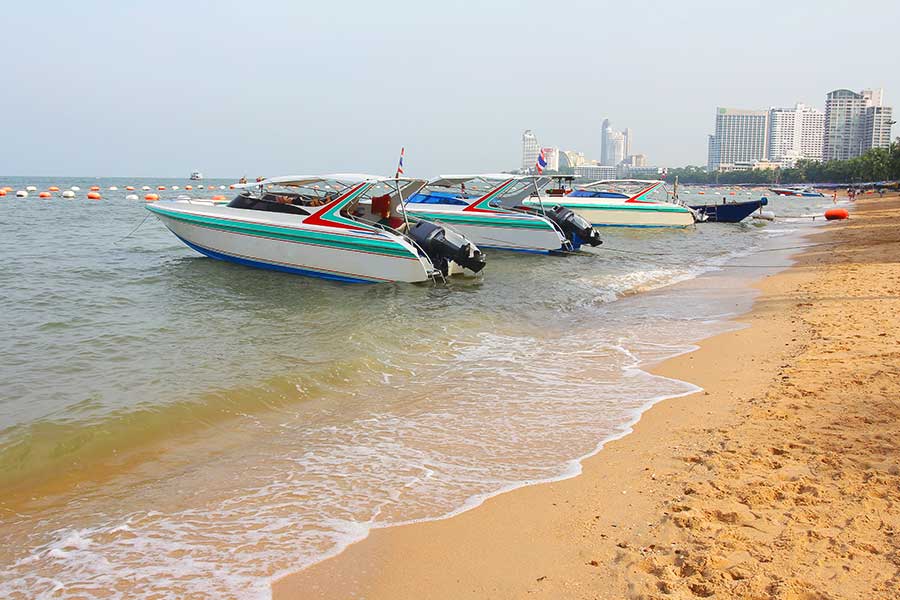 Speedboats ready to depart for islands tours from Pattaya beach
