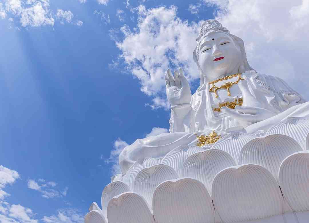 The Temple is famous for its huge white Guanyin Statue, often called “Chiang Rai Big Buddha.” 