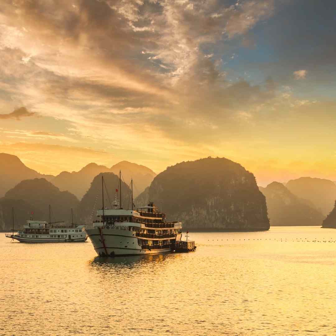 Halong bay 1 day travel experience for Thailand tourists