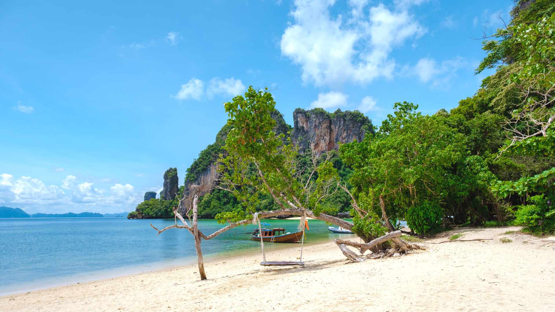 Hong Island Tour, get to Hong island with best Hong island tour packages from Krabi or Phuket - Here at Pakbia island