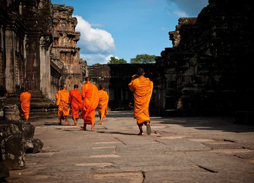 How to go from Pattaya to Siem Reap (Cambodia) - monks at Angkor