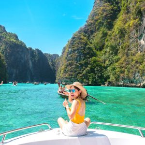 Phi Phi island tour by speedboat - Phuket - pictures from the speedboat slowly entering the lagoon - mythailandtours.com home page