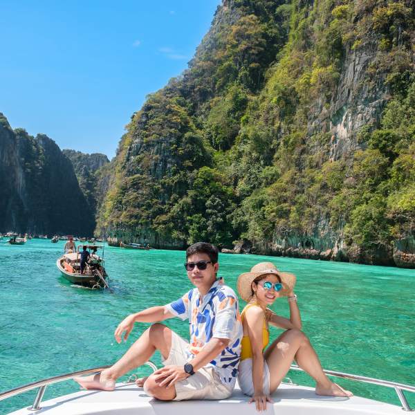 Phi Phi and James Bond Island Tour - navigating around Phi Phi Leh