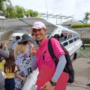 Sun, sea, and smiles on our Phi Phi Island Day Trip from Phuket! Making friends from all over the world on our speedboat adventure